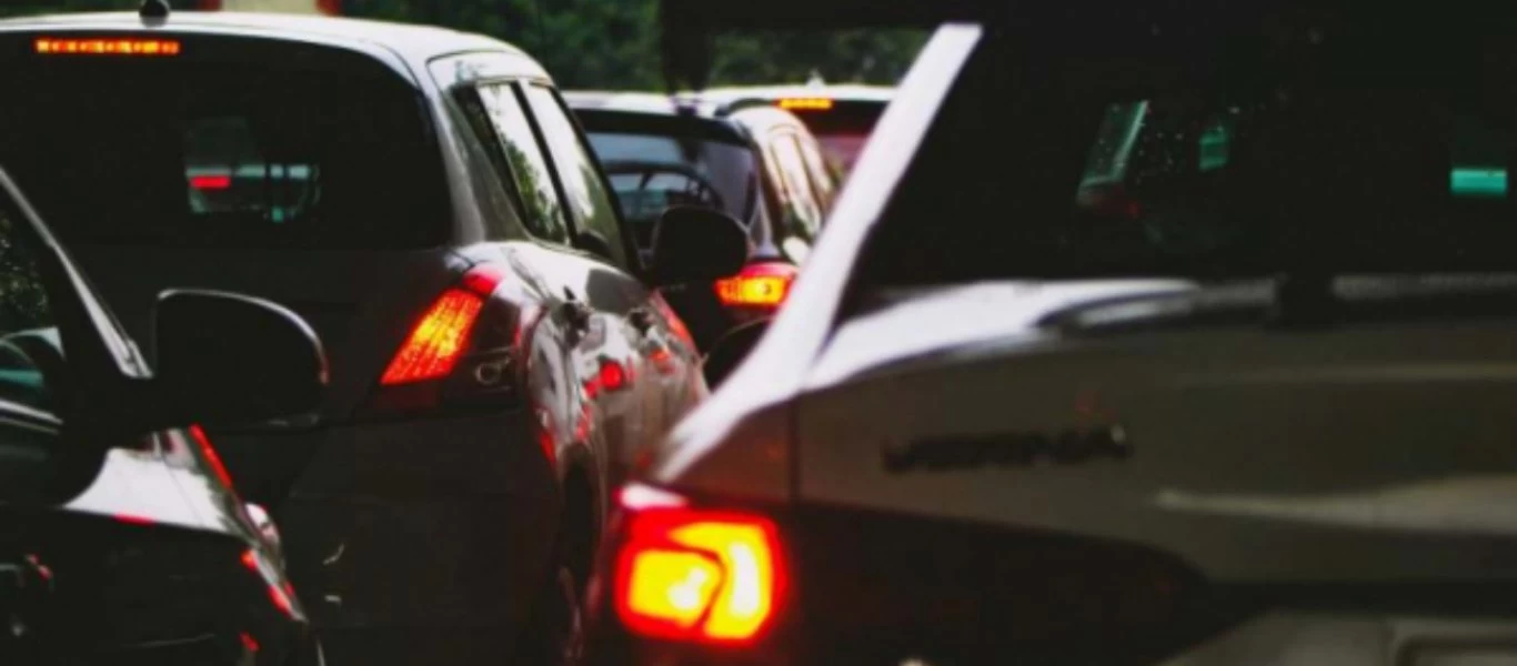 Ταλαιπωρία και μποτιλιάρισμα στην Αθηνών-Λαμίας στο Μαρτίνο - Τυλίχθηκε στις φλόγες λεωφορείο με 29 επιβάτες